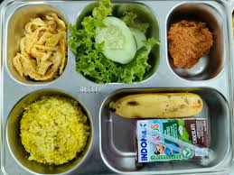 telur, salada, timun, ayam kripsi, nasi kuning, pisang, susu cokelat